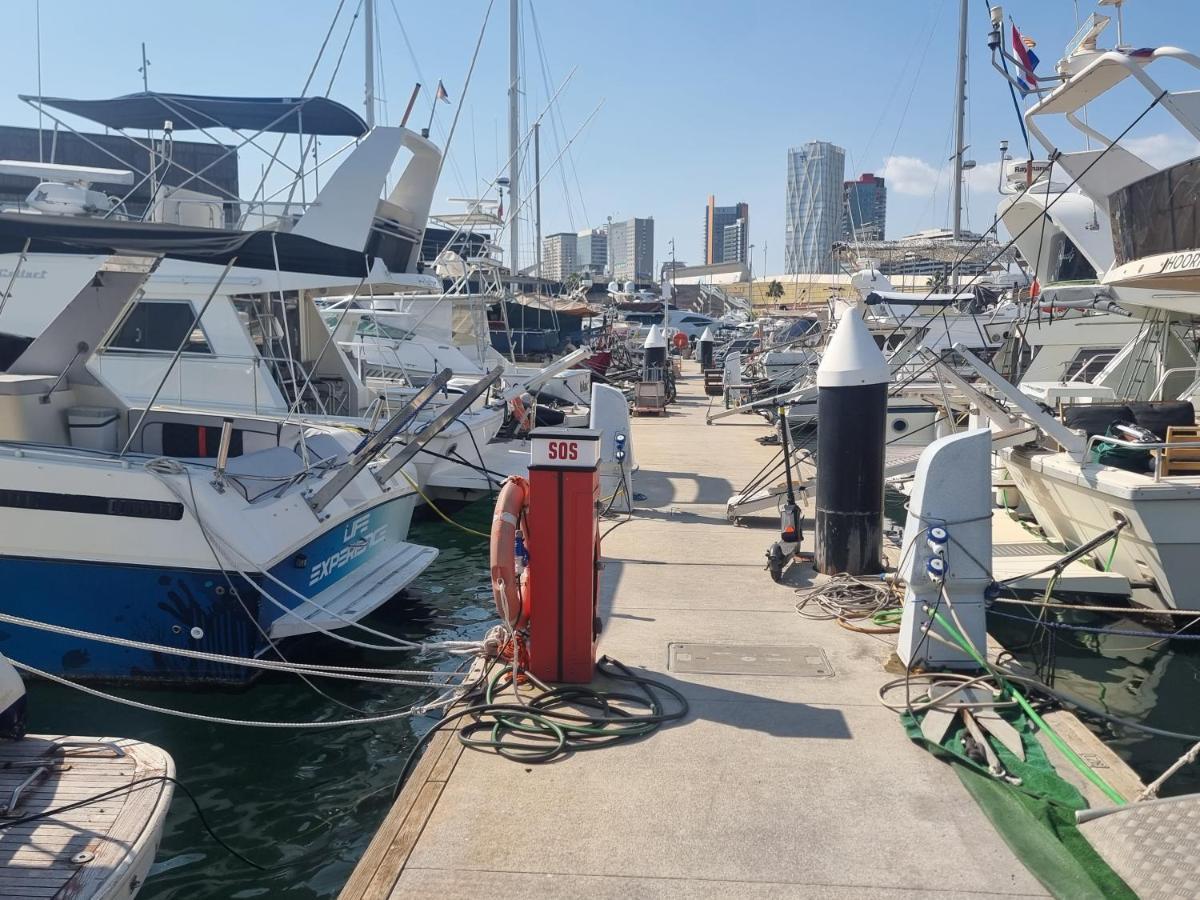 Beautiful And Comfy Boat In Barcelona With Boat Tour Option Ξενοδοχείο Εξωτερικό φωτογραφία