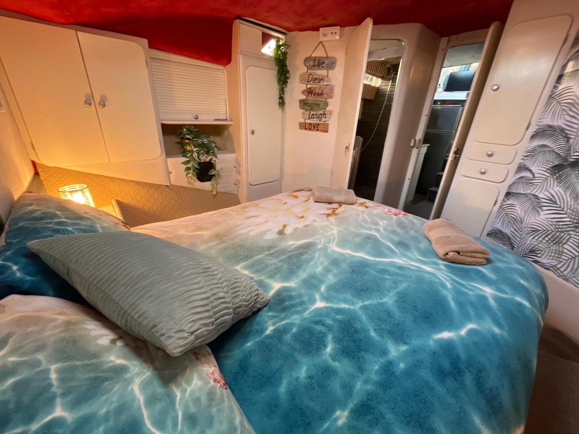 Beautiful And Comfy Boat In Barcelona With Boat Tour Option Ξενοδοχείο Εξωτερικό φωτογραφία